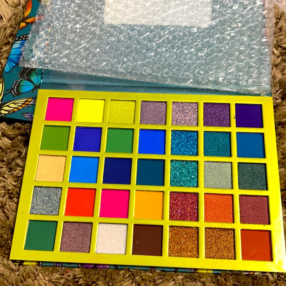 Colorful eye shadow pallet - Picture 2 of 2